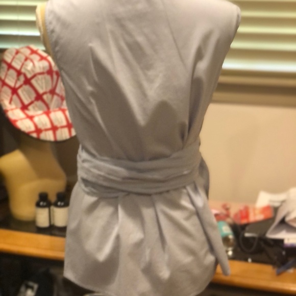 Super cute wrap around top size small - Picture 2 of 4